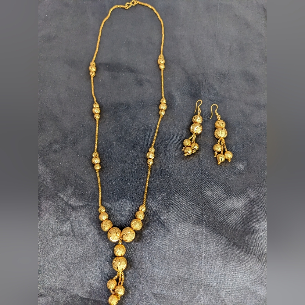 NWOT, INDIAN NECKLACE AND EARRINGS SET. - Picture 1 of 3